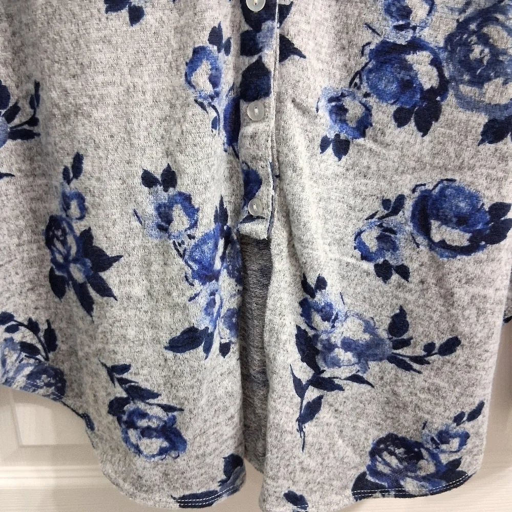 By & By Sweater Blue Roses Gray Background Size Large